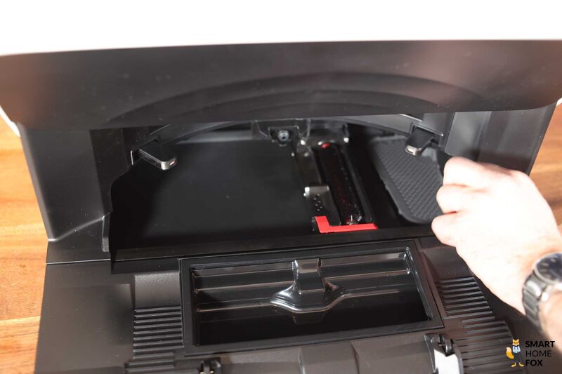 Die Reinigungswanne der Roborock S8 Pro Ultra Station ist in der Nahaufnahme zu sehen.